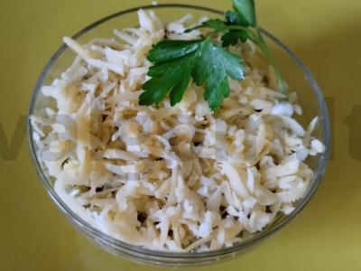 Salotas su sūriu, kiaušiniais ir sardinomis pagrindine nuotrauka