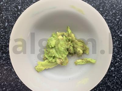 Sumuštiniai su avokadu, varškės sūriu ir upėtakiu Žingsnis 1