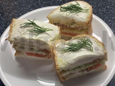 Sumuštiniai su avokadu, varškės sūriu ir upėtakiu pagrindine nuotrauka