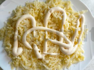 Švelni silkių salotos su burokėlių uždengimu Žingsnis 2