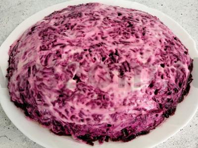 Švelni silkių salotos su burokėlių uždengimu pagrindine nuotrauka