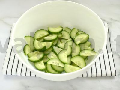 Šviežių daržovių ir kiaušinių salotas Žingsnis 1