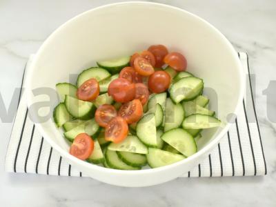 Šviežių daržovių ir kiaušinių salotas Žingsnis 2