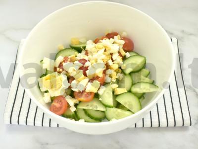 Šviežių daržovių ir kiaušinių salotas Žingsnis 3