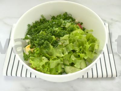 Šviežių daržovių ir kiaušinių salotas Žingsnis 4