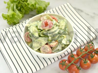 Šviežių daržovių ir kiaušinių salotas pagrindine nuotrauka