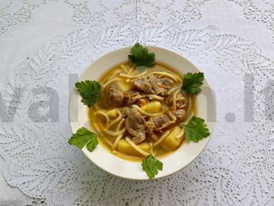 Sriuba su vištienos skrandžiais ir kiaušinių makaronais pagrindine nuotrauka