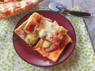 Pica su mocarela ir dviem rūšimis dešros pagrindine nuotrauka