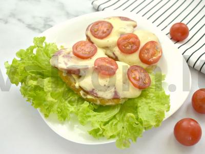 Karšti sumuštiniai su servelatu mikrobangų krosnelėje pagrindine nuotrauka