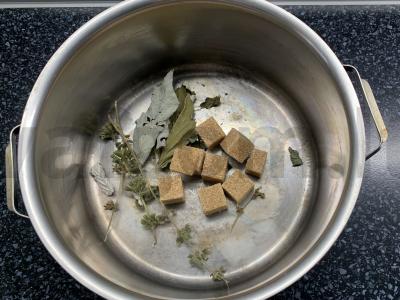 Uogų ir žolelių gėrimas su cukrumi Žingsnis 1