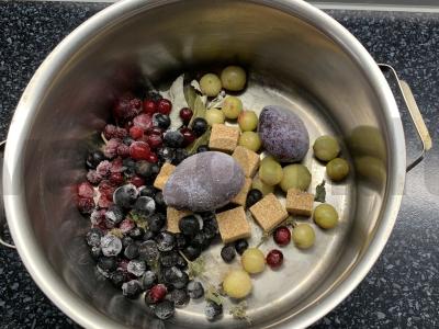 Uogų ir žolelių gėrimas su cukrumi Žingsnis 2