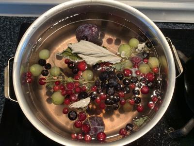 Uogų ir žolelių gėrimas su cukrumi Žingsnis 3