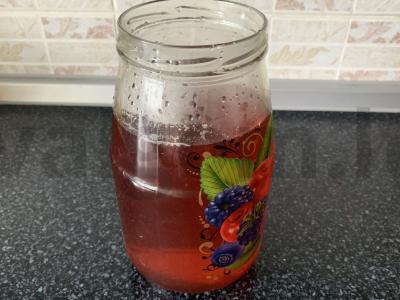 Uogų ir žolelių gėrimas su cukrumi pagrindine nuotrauka