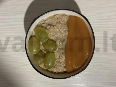 Grikių dribsniai su pienu, vaisių tyrė ir vynuogėmis pagrindine nuotrauka