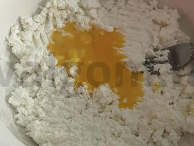 Sūrio blynai su begluteniška miltais Žingsnis 2