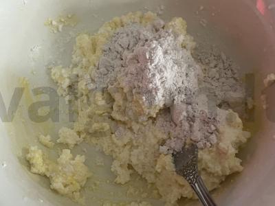 Sūrio blynai su begluteniška miltais Žingsnis 3