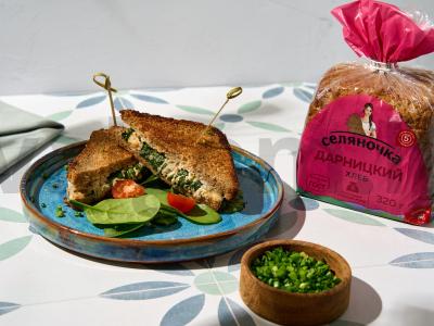 Sumuštinis su tunu ir špinatais pagrindine nuotrauka