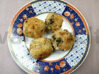 Ryžių rutuliukai su silkės ikrais džiūvėsėliuose pagrindine nuotrauka