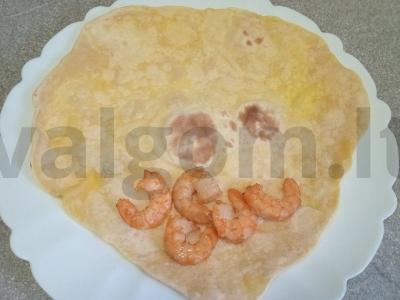 Šaurma su keptomis krevetėmis, mocarela ir baziliku Žingsnis 2