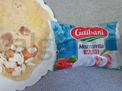 Šaurma su keptomis krevetėmis, mocarela ir baziliku Žingsnis 3