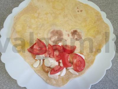 Šaurma su keptomis krevetėmis, mocarela ir baziliku Žingsnis 4