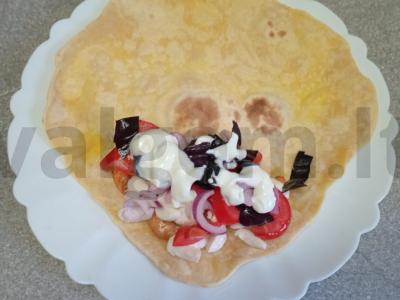 Šaurma su keptomis krevetėmis, mocarela ir baziliku Žingsnis 7