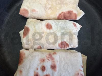 Šaurma su keptomis krevetėmis, mocarela ir baziliku Žingsnis 10