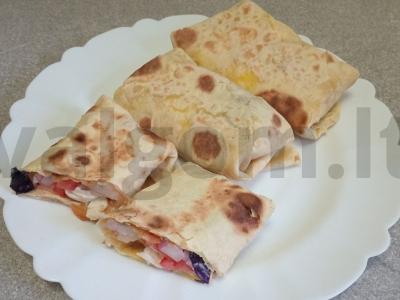 Šaurma su keptomis krevetėmis, mocarela ir baziliku pagrindine nuotrauka