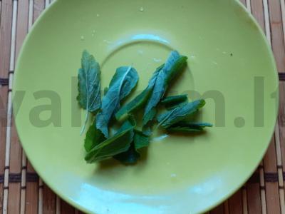 Juodasis arbata su erškėtuogėmis, agrastais ir žolelėmis Žingsnis 1