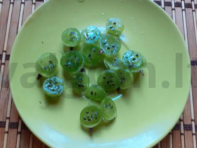 Juodasis arbata su erškėtuogėmis, agrastais ir žolelėmis Žingsnis 2