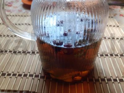 Juodasis arbata su erškėtuogėmis, agrastais ir žolelėmis Žingsnis 4