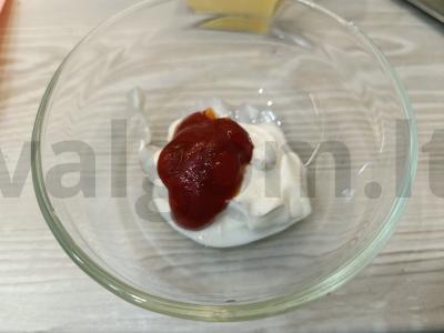 Pica ant plokštelės su pomidorais ir sūriu Žingsnis 1