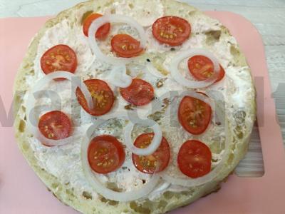 Pica ant plokštelės su pomidorais ir sūriu Žingsnis 3