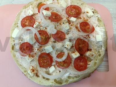 Pica ant plokštelės su pomidorais ir sūriu Žingsnis 4