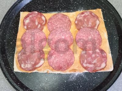 Kvadratinė pica su dešra ir trimis sūrio rūšimis Žingsnis 3