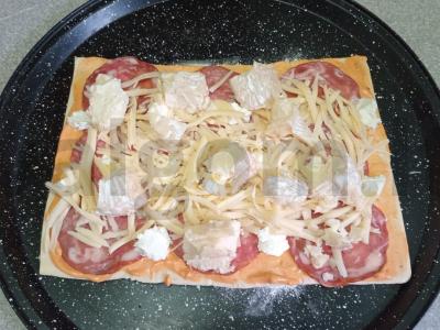 Kvadratinė pica su dešra ir trimis sūrio rūšimis Žingsnis 6