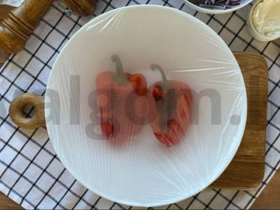 Brusketa su keptais pipirais ir raudonuoju svogūnu Žingsnis 2