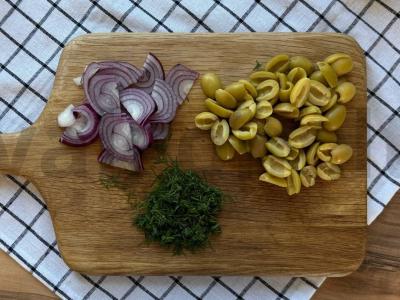 Brusketa su keptais pipirais ir raudonuoju svogūnu Žingsnis 3