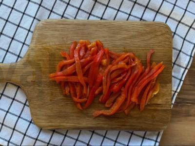 Brusketa su keptais pipirais ir raudonuoju svogūnu Žingsnis 4