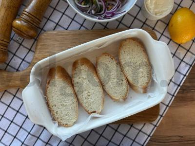 Brusketa su keptais pipirais ir raudonuoju svogūnu Žingsnis 6