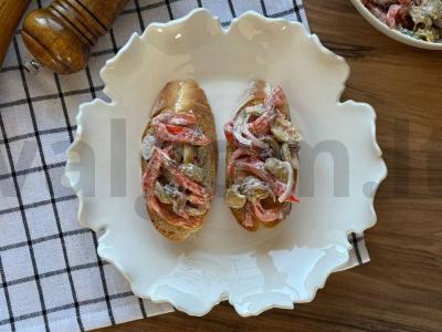 Brusketa su keptais pipirais ir raudonuoju svogūnu pagrindine nuotrauka