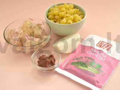 Makaronai su troškiniu, pomidorų pasta ir žolelėmis Žingsnis 1