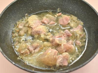 Makaronai su troškiniu, pomidorų pasta ir žolelėmis Žingsnis 3