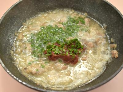 Makaronai su troškiniu, pomidorų pasta ir žolelėmis Žingsnis 4