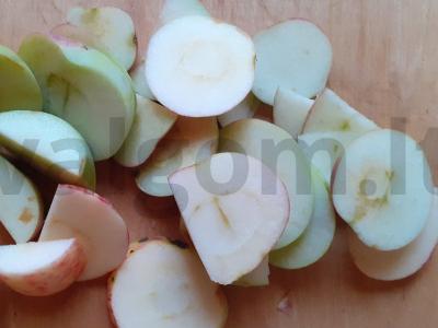 Obuolių kompotas su erškėtuogėmis ir mėta Žingsnis 1