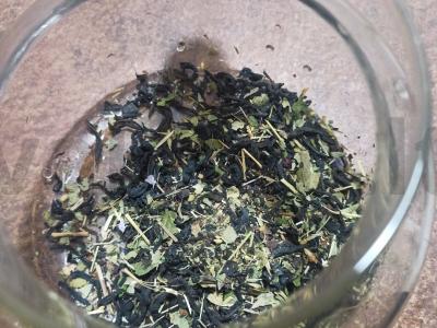 Ivano arbata su medetkomis ir apelsinų žievelėmis Žingsnis 1