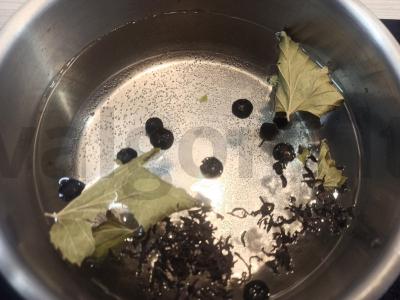 Arbatos gėrimas iš juodųjų serbentų ir uogienės Žingsnis 1