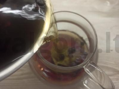 Arbatos gėrimas iš juodųjų serbentų ir uogienės Žingsnis 3