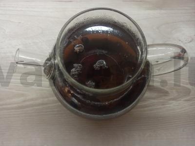 Arbatos gėrimas iš juodųjų serbentų ir uogienės pagrindine nuotrauka