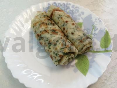 Blynai su pienu, krapais ir sūriu pagrindine nuotrauka